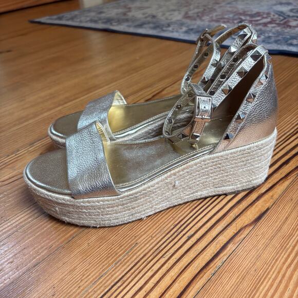 Marc Fisher Jazlyn gold platform espadrille wedge studded sandal SIZE 9.5 - Picture 1 of 8